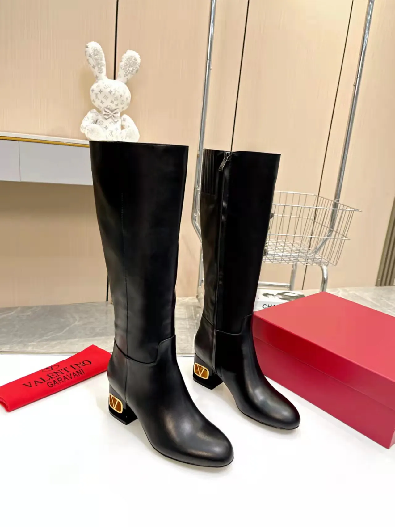 👟👟Ex-factory price 740👟👟 Genuine leather sole +40🆕 Valentino. Valentino autumn and winter fashion women's boots: Comfortable and versatile on the upper feet, showing long legs, Fabric: Imported first-layer cowhide ⚡The most popular V buckle ⚡Inside feet all genuine leather Code number: 35−40 (Customized size 41) Boot height: 15 inches